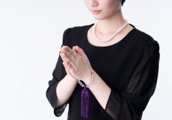 喪服とは｜失礼に当たらない男性と女性の服装