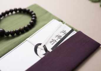袱紗（ふくさ）の正しい渡し方