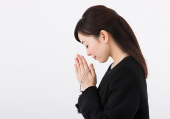 葬儀にふさわしい女性の髪型は？