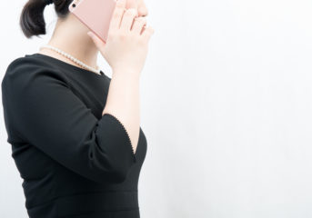家族葬を行うことは会社に伝える？連絡の仕方と職場側の対応マナー