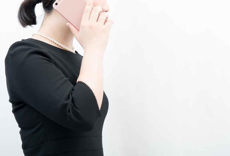 家族葬を行うことは会社に伝える?連絡の仕方と職場側の対応マナー